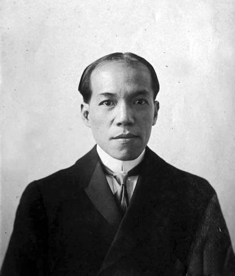 A black and white photo of Liang Qichao