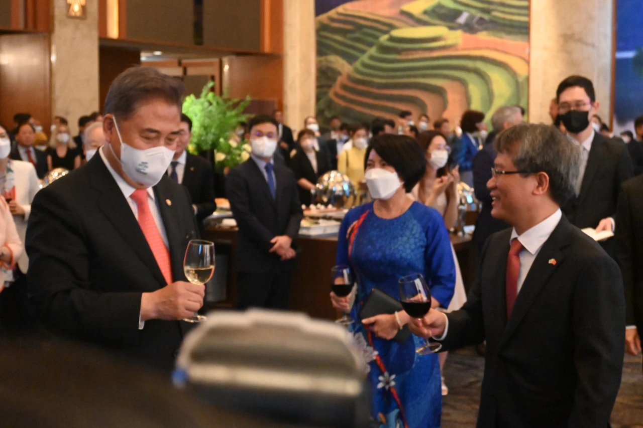 South Korean Foreign Minister Park Jin and Vietnamese Ambassador to South Korea exchange greetings on the occasion of the 77th Independence Day and the 30th anniversary of Vietnam-Korea diplomatic relations at Lotte Hotel , in Seoul, on Friday.  (Sanjay Kumar/The Korea Herald).