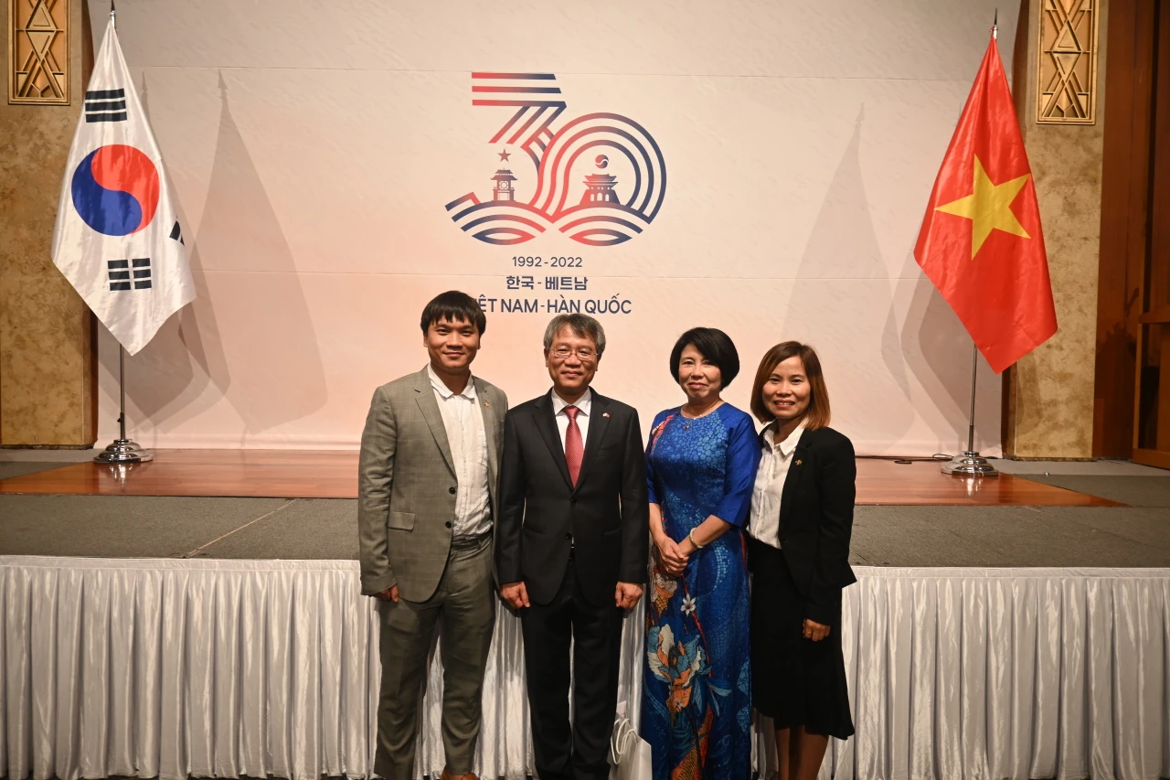 Vietnamese nationals exchange greetings with Vietnam's ambassador to Korea on the occasion of Vietnam's 77th Independence Day and the 30th anniversary of Vietnamese-Korean diplomacy at the Lotte Hotel in Seoul on Friday.  (Sanjay Kumar/The Korea Herald)