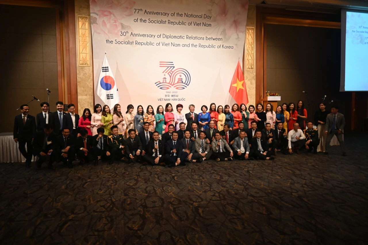 Vietnamese nationals and guests pose for a group photo with Vietnam's Ambassador to Korea on the occasion of Vietnam's 77th Independence Day and the 30th anniversary of Vietnamese-Korean diplomacy at Lotte Hotel in Seoul, Friday.  (Sanjay Kumar/The Korea Herald).