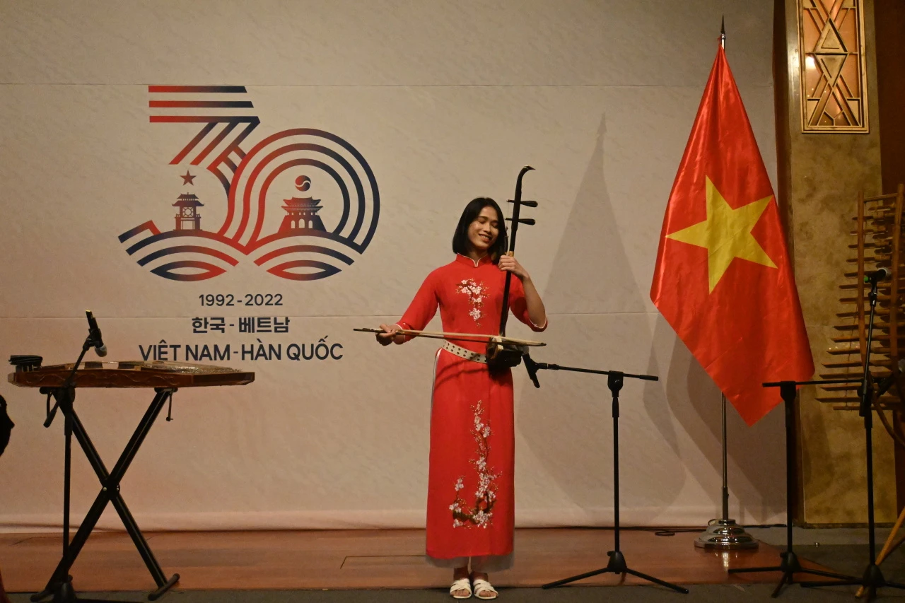 A Vietnamese artist performs a traditional song during the reception for Vietnam's 77th Independence Day and the 30th anniversary of Vietnamese-Korean diplomacy at the Lotte Hotel in Seoul on Friday.  (Sanjay Kumar/The Korea Herald).